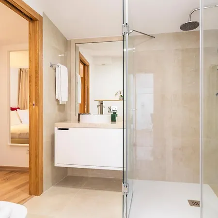 Perfect 1 Bed In Chiado With Terrace And Aircon Appartamento