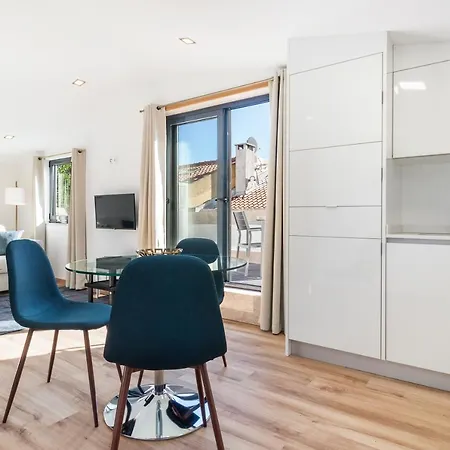 Perfect 1 Bed In Chiado With Terrace And Aircon 아파트